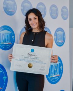 Sono la Dottoressa Naboni Giulia, odontoiatra con formazione avanzata in medicina estetica del volto presso IAPEM.